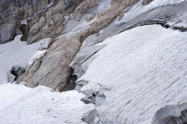 Glacier avec fissures et rochers sur les montagnes — Photo