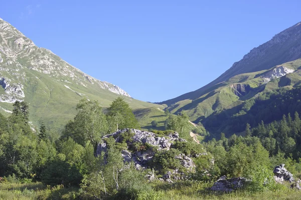 Bergpass in den Bergen bei Sotschi im Sommer sonniger Tag — Stockfoto