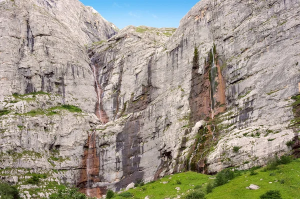 A maior cachoeira da Europa. Parede sul da montanha Fisht perto de Sochi, Cáucaso . Imagens De Bancos De Imagens