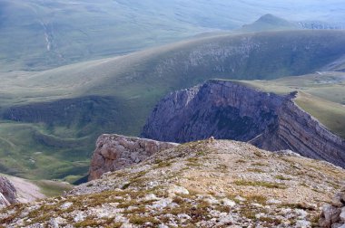 dağ manzarası kayalar ve yeşil tepeler