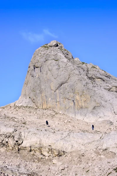 Dos escaladores en las montañas entre las rocas —  Fotos de Stock