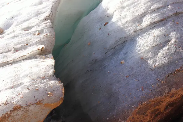 在山中冰川裂缝 — 图库照片