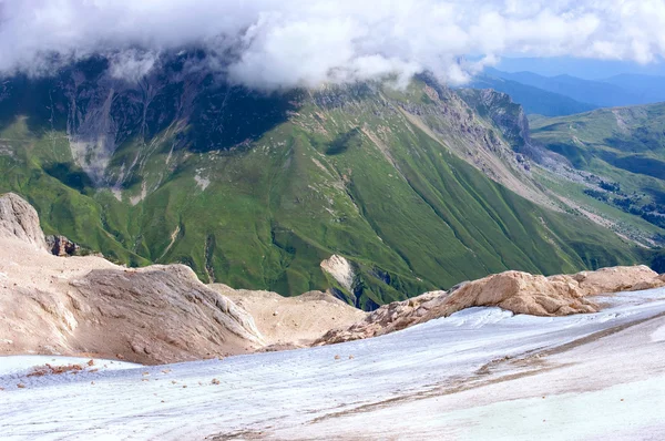 Horská krajina s kameny, ledovců a zelené svahy — Stock fotografie