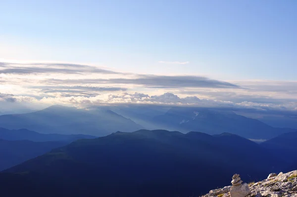 Nascer do sol nas montanhas perto de Sochi . — Fotografia de Stock