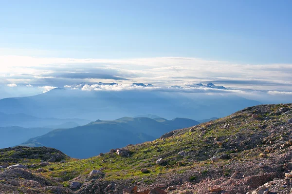 Nascer do sol nas montanhas perto de Sochi . — Fotografia de Stock