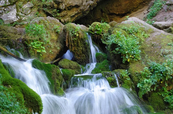 Wasserfall im Bergwald — Stockfoto