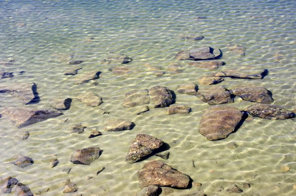 투명 한 물, 맑은 날에 호수의 바닥에 돌 — 스톡 사진