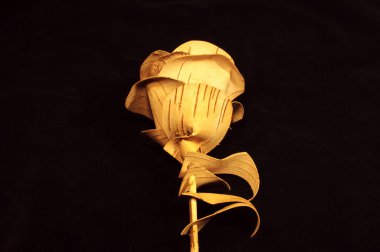 Huş kabuğu siyah kadife üzerinde yapılan gül çiçek