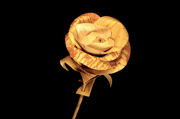 Rózsa virág készült nyírfakéreg fekete háttér — Stock Fotó