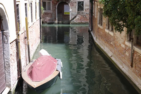 Моторная лодка вместо автомобиля в Венеции, Италия — стоковое фото