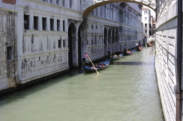 Rundtur i kanalerna i Venedig med gondol — Stockfoto