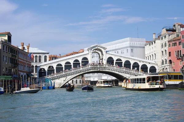 Una vista del Gran Canal y del Puente de Rialto en Venecia — Foto de Stock