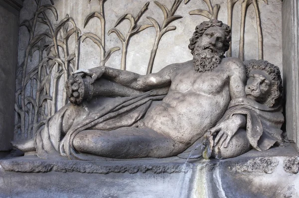 Antigua fuente de agua potable con escultura en Roma, Italia — Foto de Stock