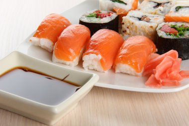 suşi Balık plaka üzerinde