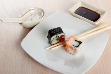 Beyaz tabakta suşi.