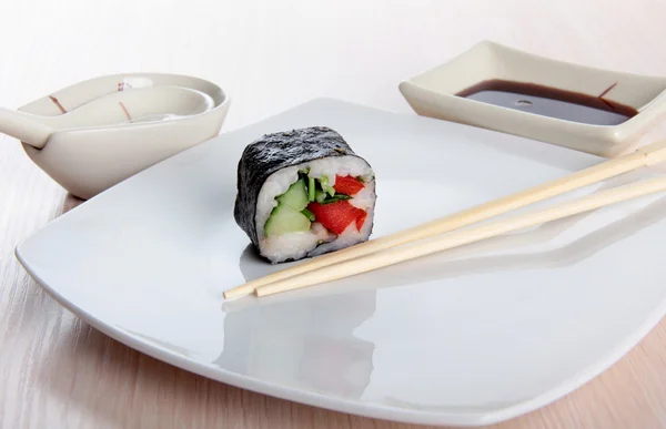 Sushi crudo en el plato — Foto de Stock