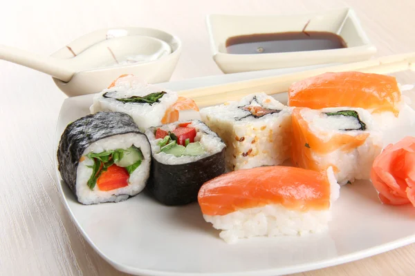 Σούσι τροφίμων στο πιάτο — Φωτογραφία Αρχείου