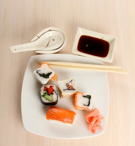 Sushi em madeira — Fotografia de Stock