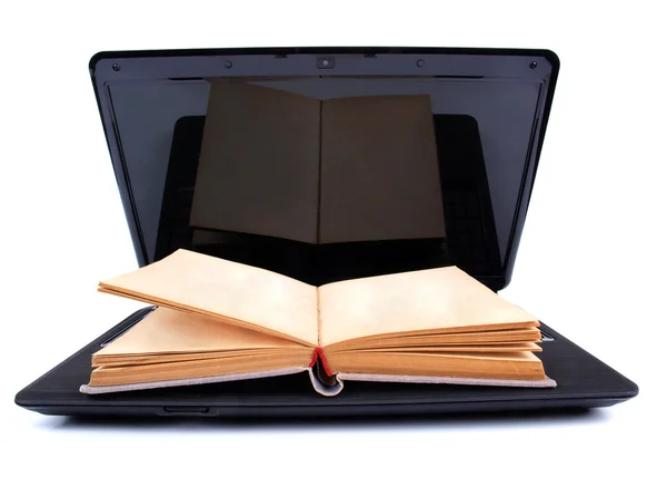 Livro e laptop — Fotografia de Stock