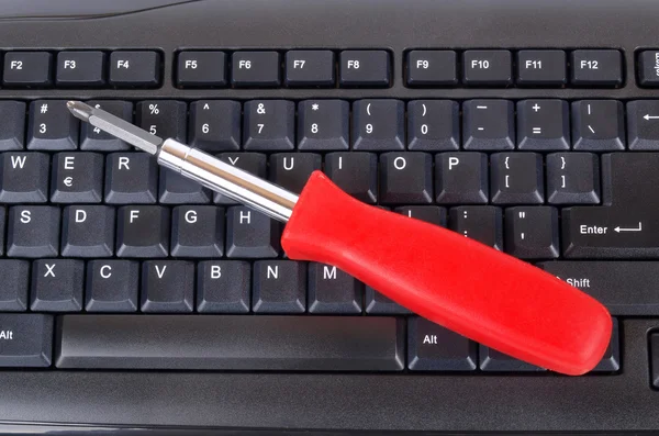 Screwdriver and computer — Stock Photo, Image