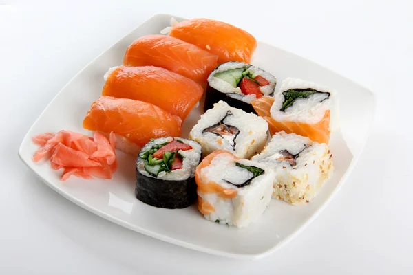 Sushi på vit tallrik — Stockfoto