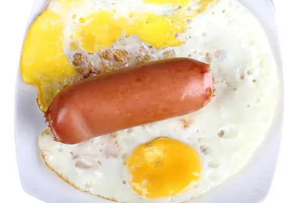 Яйца и колбаса в тарелке — стоковое фото