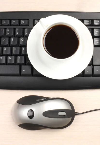 Чашка кофе и клавиатура — стоковое фото