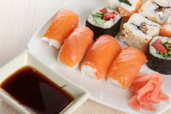 Sushi de pescado en plato de madera — Foto de Stock