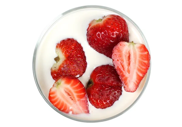 Erdbeeren in Milch — Stockfoto