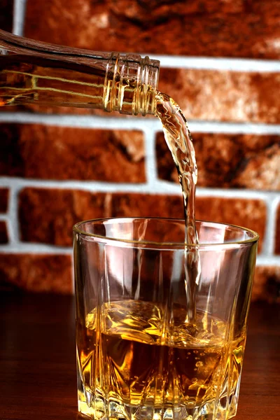Whisky glas op baksteen — Stockfoto