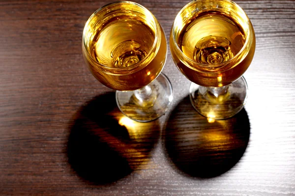 Bicchiere di whisky su legno — Foto Stock