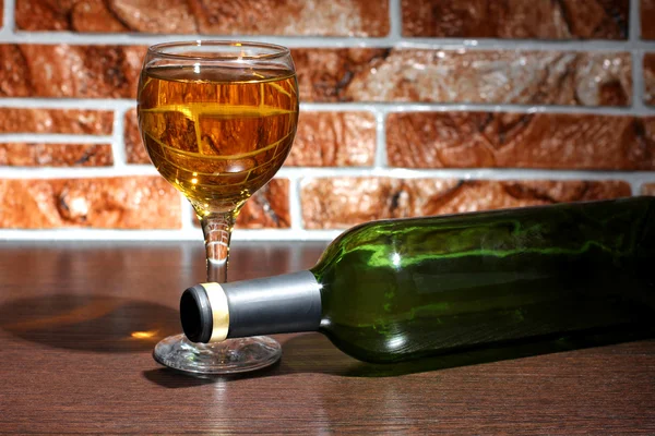 Wijnglas op baksteen — Stockfoto