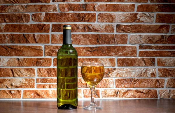 れんが造りのボトルのワイン — ストック写真
