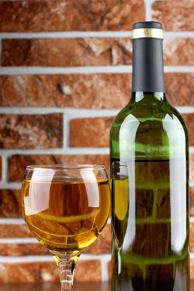 レンガの壁にワイングラス — ストック写真