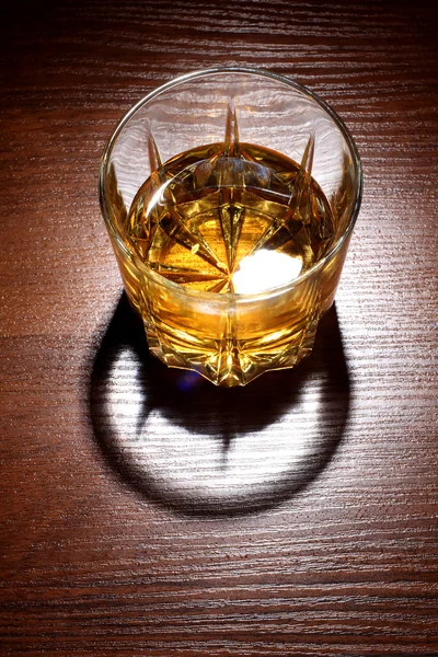 Whisky sobre mesa de madera —  Fotos de Stock