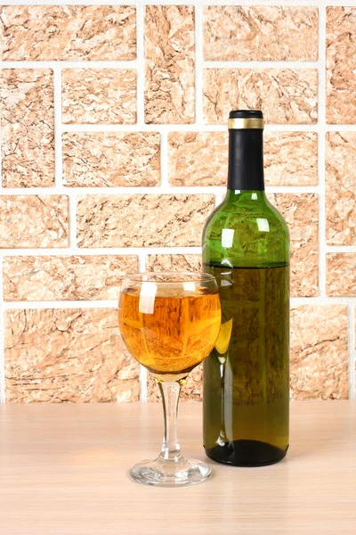 Bicchiere da vino su mattone — Foto Stock