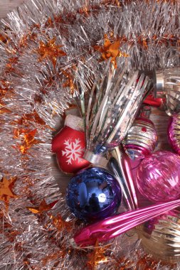 Noel oyuncakları ve ahşap süslemeler. Yeni yıl arkaplanı