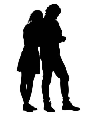 Genç adam ve kadın yan yana duruyorlar. Beyaz arka planda izole edilmiş siluet