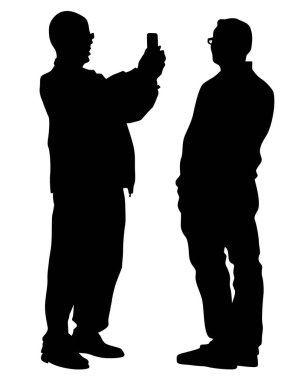 Genç insanlar elinde bir kamera tutuyor. Beyaz arka planda izole edilmiş insan siluetleri.