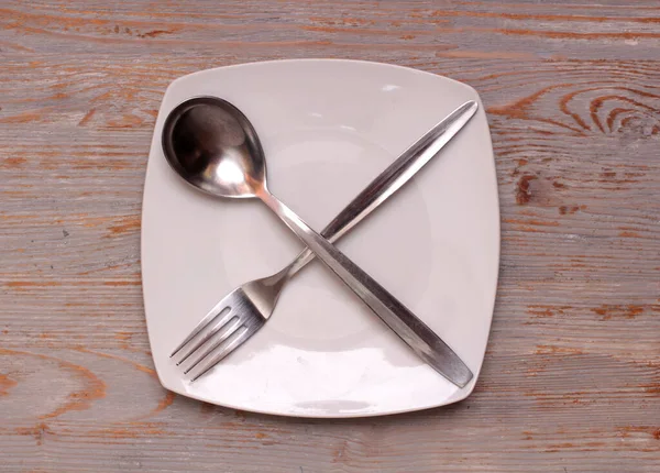 大理石桌上有叉子的空瓷盘和瓷勺 — 图库照片