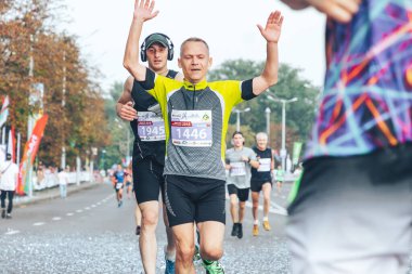 9 Eylül 2018 Minsk Belarus. Mutlu bir sporcunun elleri havada şehir yolunda koştuğu bir maraton yarışı.