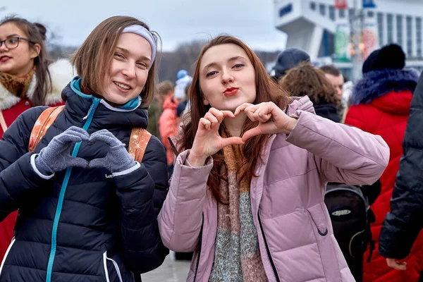 Luty 2019 Mińsk Białoruś Dwie Młode Piękne Uśmiechnięte Hipsterki Pokazują — Zdjęcie stockowe