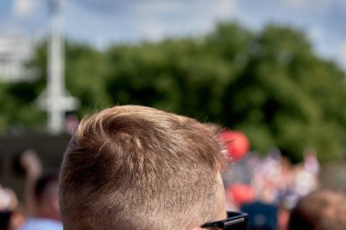 Göstericilerin önünde duran gözlüklü bir adam.