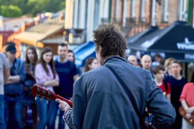1 Haziran 2019 Minsk Belarus Rock müzisyeni bir sokak konserinde gitar çalıyor.