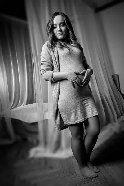 Hamile Bir Kadın Yatak Odasında Duruyor Karnını Okşuyor Hamilelik Güzel — Stok fotoğraf