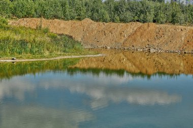 Şehrin yakınında suyla dolu bir çukur.