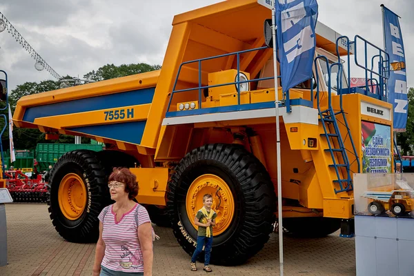 Juli 2020 Minsk Weißrussland Ausstellung Von Baumaschinen Auf Dem Stadtplatz — Stockfoto