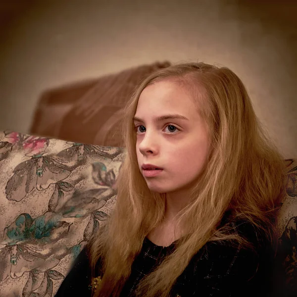 Ett Foto Ensam Tonårskvinnas Ansikte Hemma Grubblande Tonåring Depression Tonårsdepression — Stockfoto