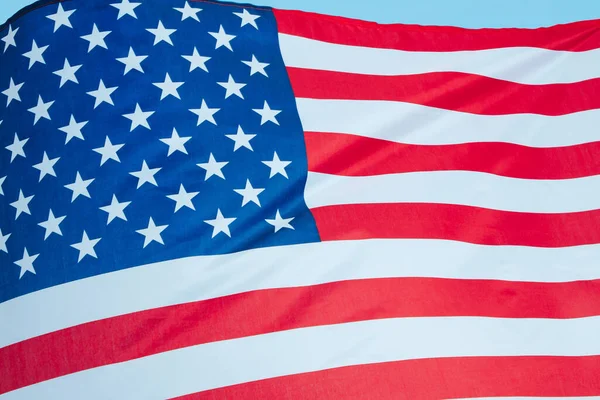 Αμερικανική Σημαία που φυσάει στον άνεμο με γαλάζιο ουρανό. Αμερικανική σημαία. — Φωτογραφία Αρχείου