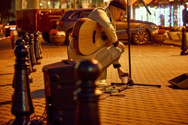 19 Ekim 2019 Minsk Belarus Sokakta bir adam şarkı söylüyor